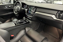 musta Volvo V60 2020 kuva 32.