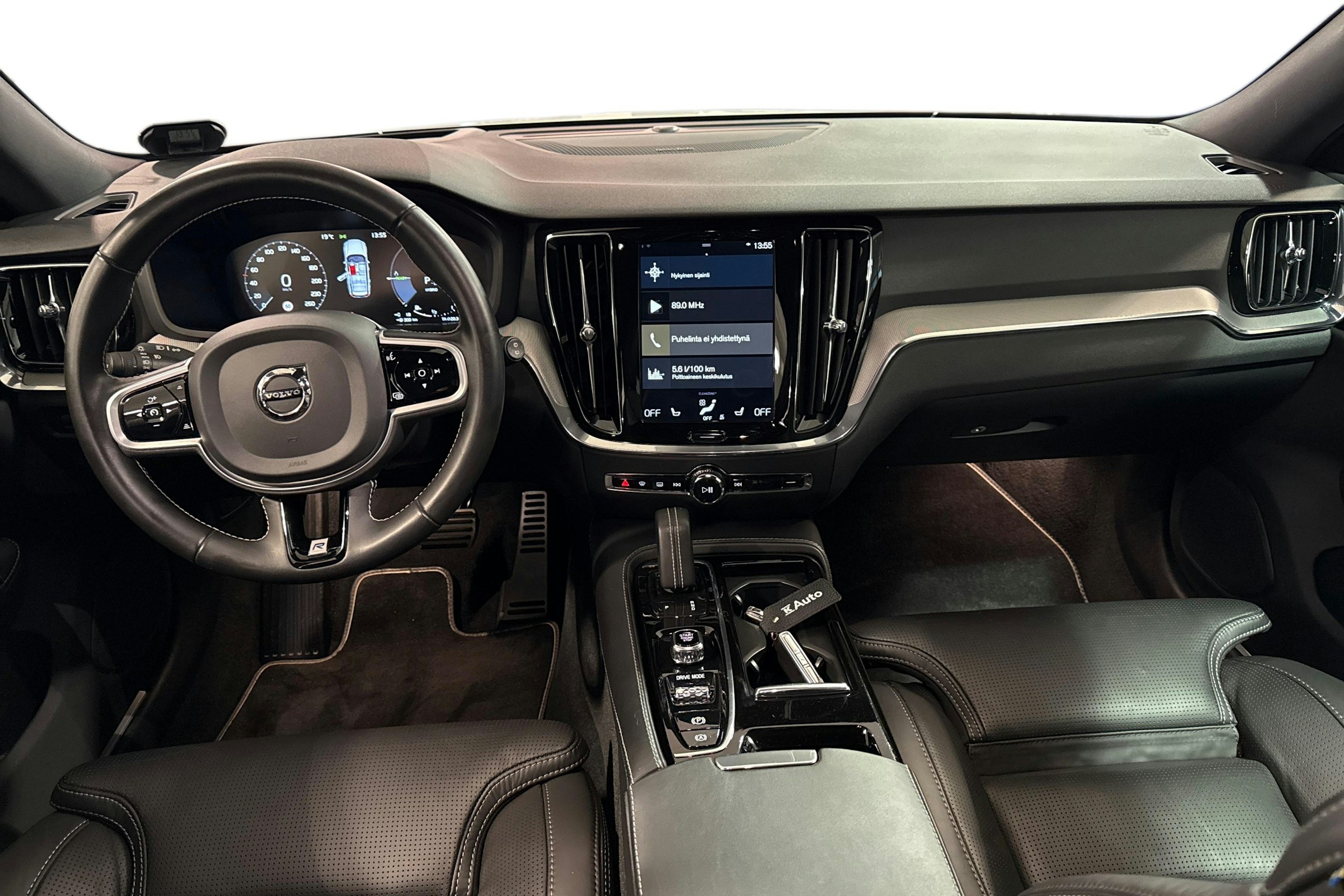 valkoinen Volvo V60 2020 kuva 9.