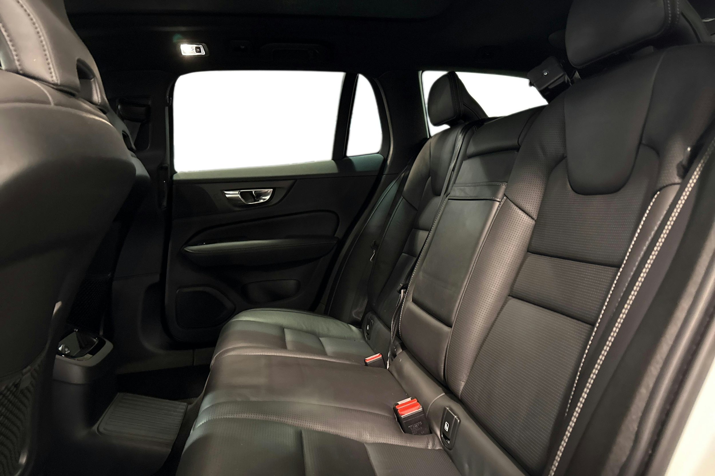 valkoinen Volvo V60 2020 kuva 10.