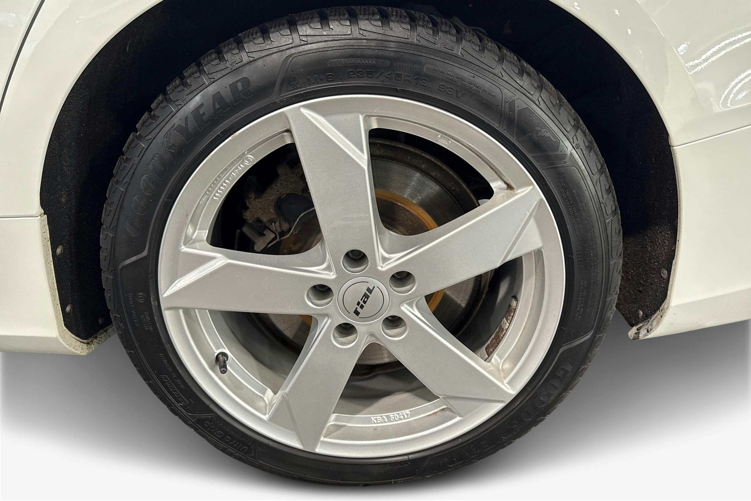 valkoinen Volvo V60 2020 kuva 11.