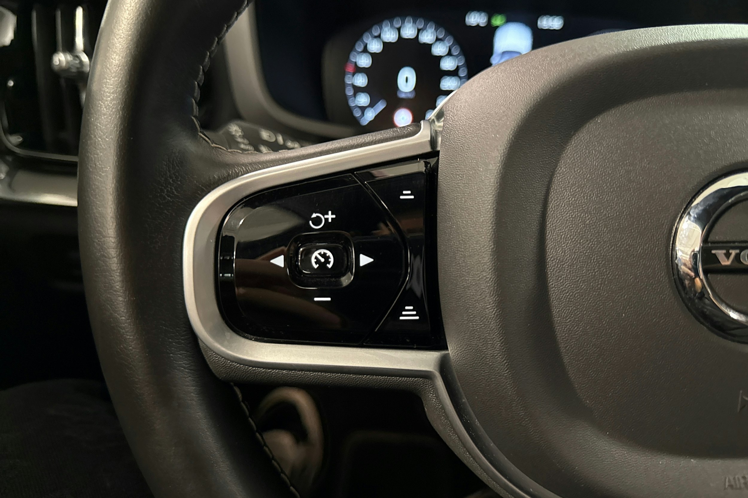 valkoinen Volvo V60 2020 kuva 16.