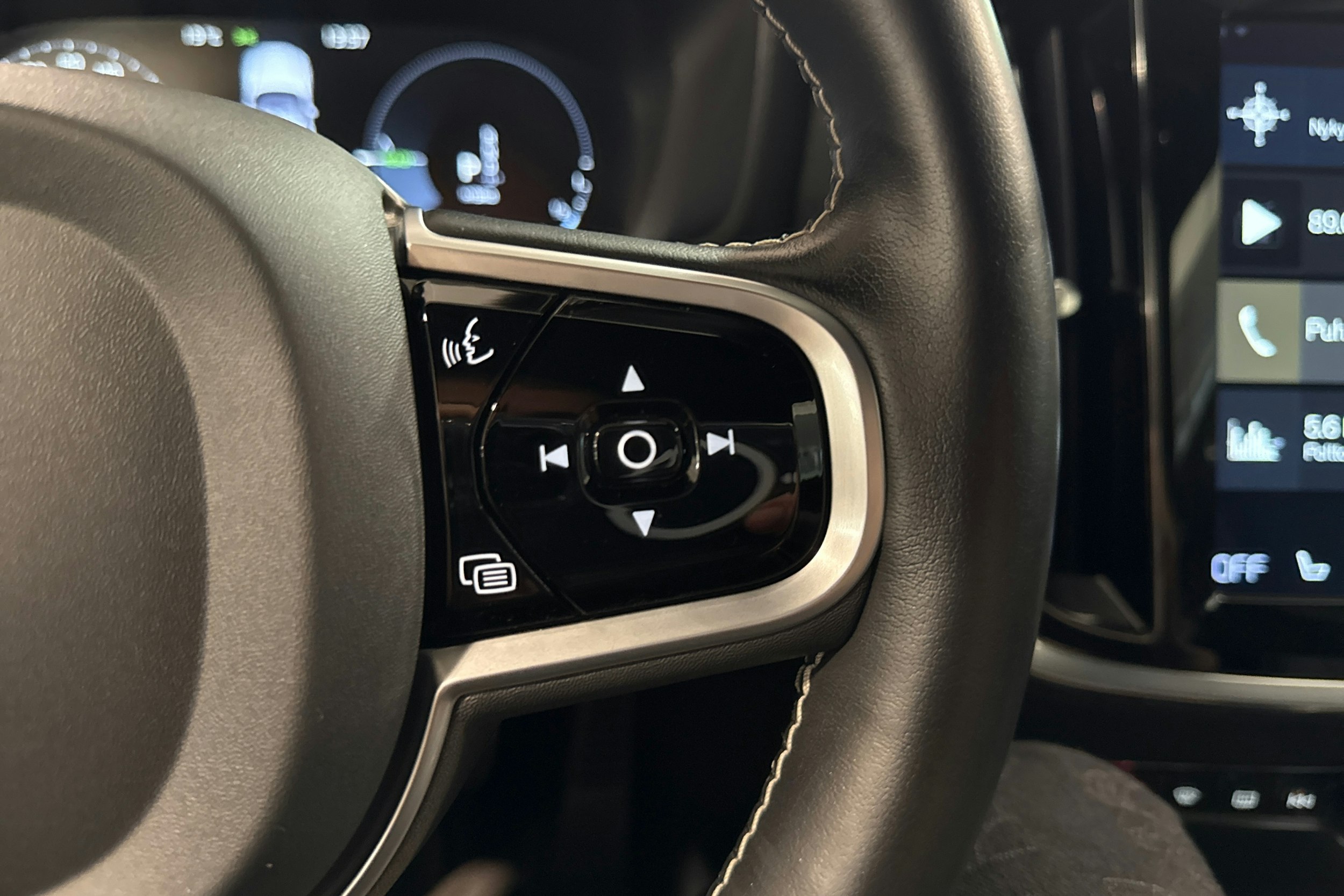 valkoinen Volvo V60 2020 kuva 18.