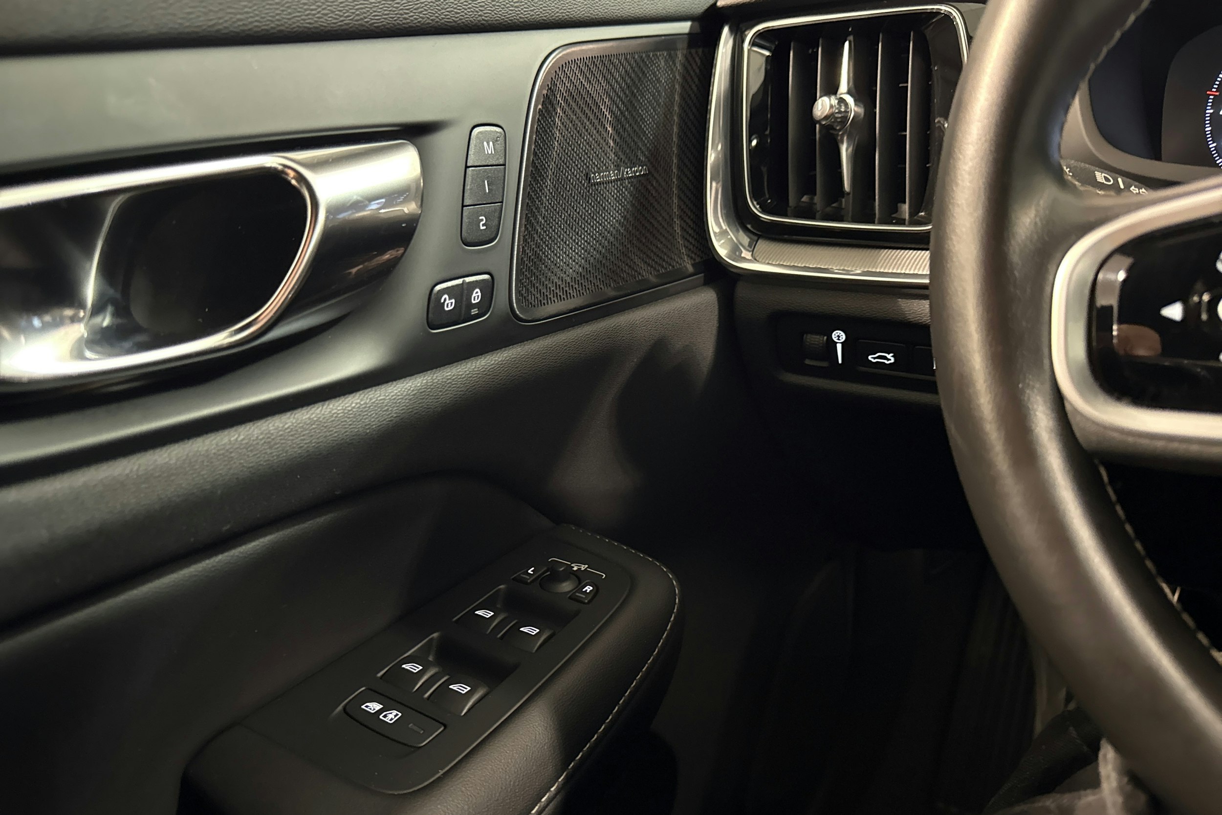 valkoinen Volvo V60 2020 kuva 19.