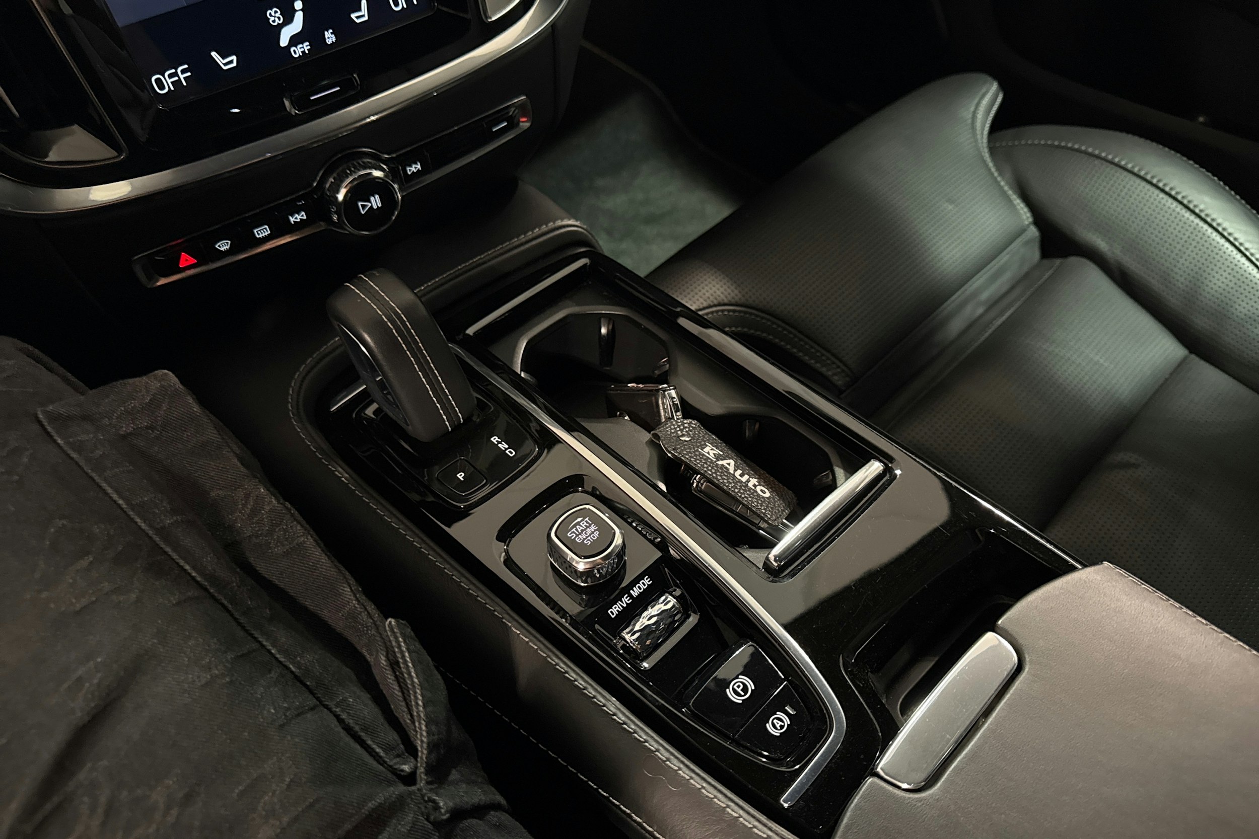 valkoinen Volvo V60 2020 kuva 21.