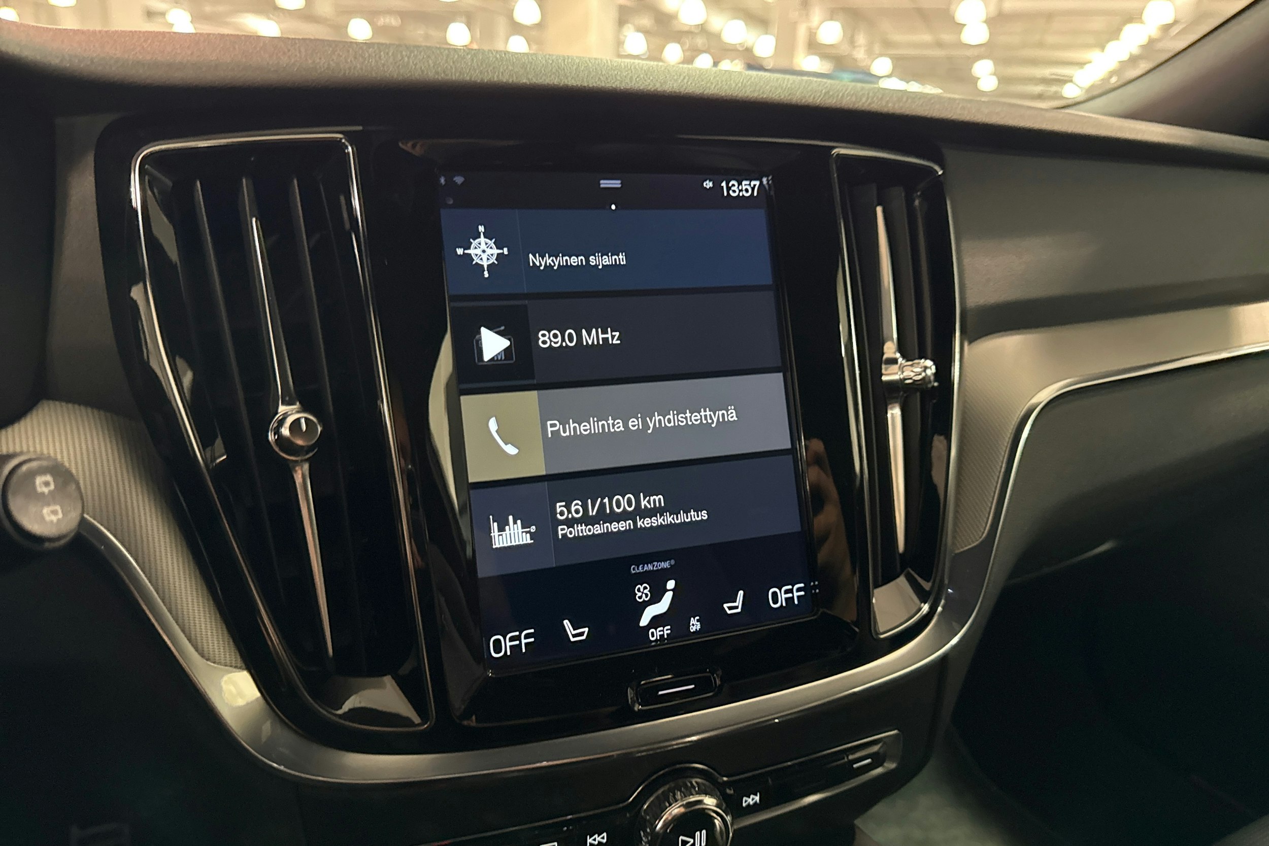 valkoinen Volvo V60 2020 kuva 22.