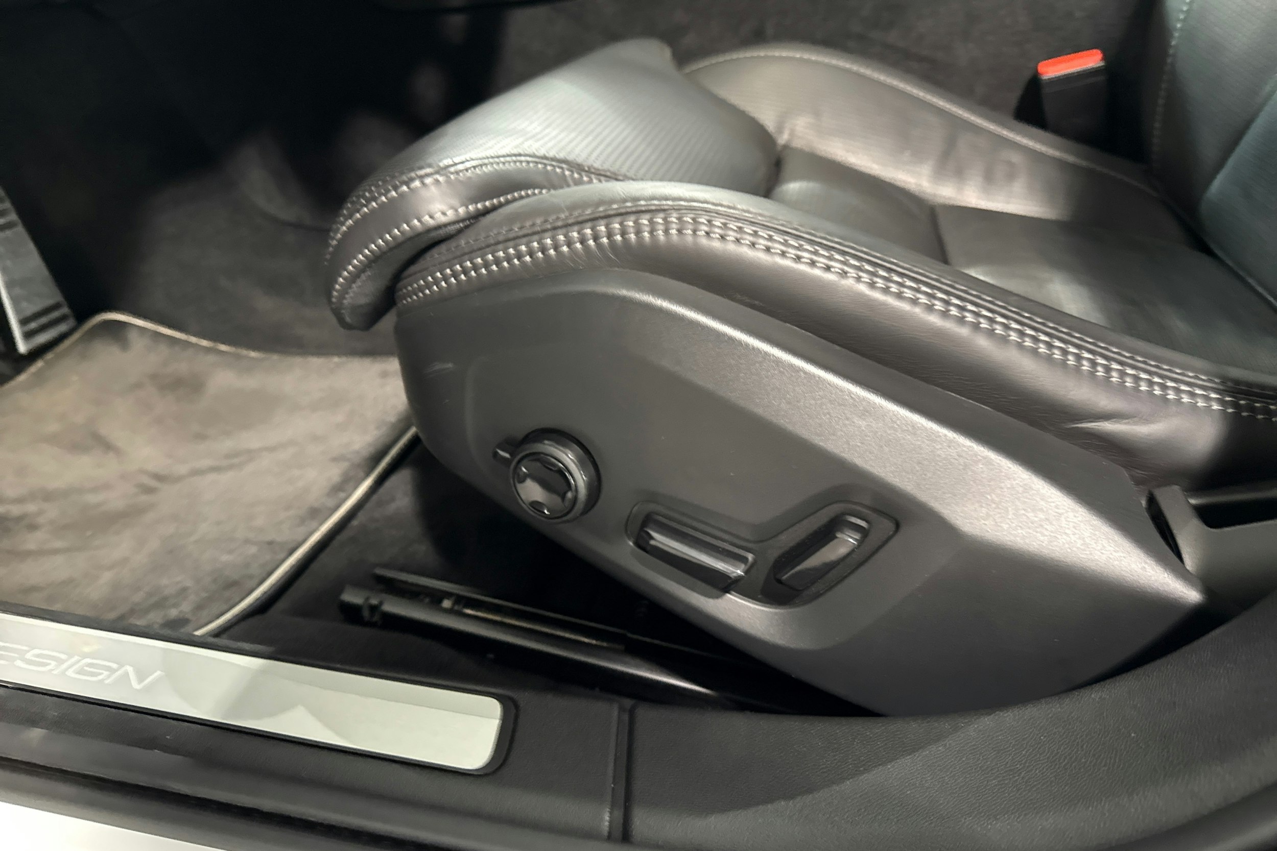 valkoinen Volvo V60 2020 kuva 24.