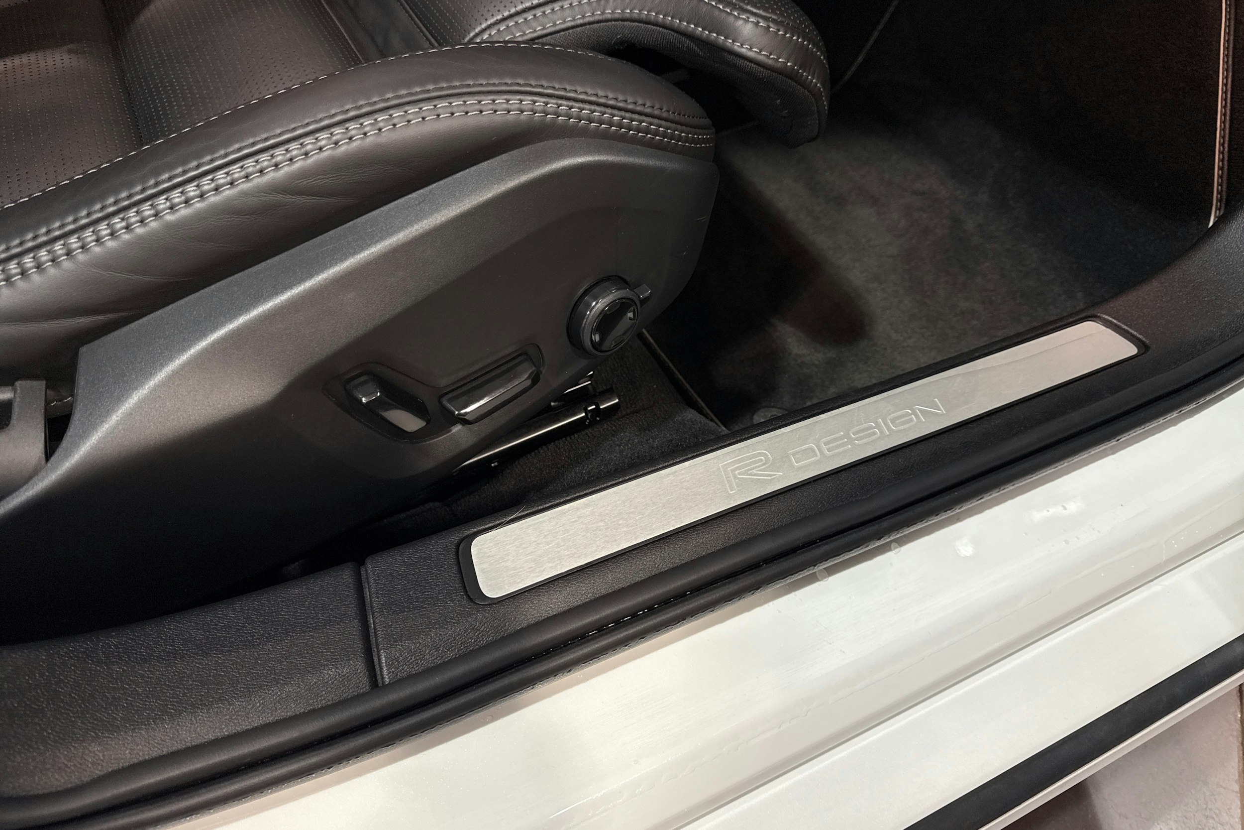 valkoinen Volvo V60 2020 kuva 26.