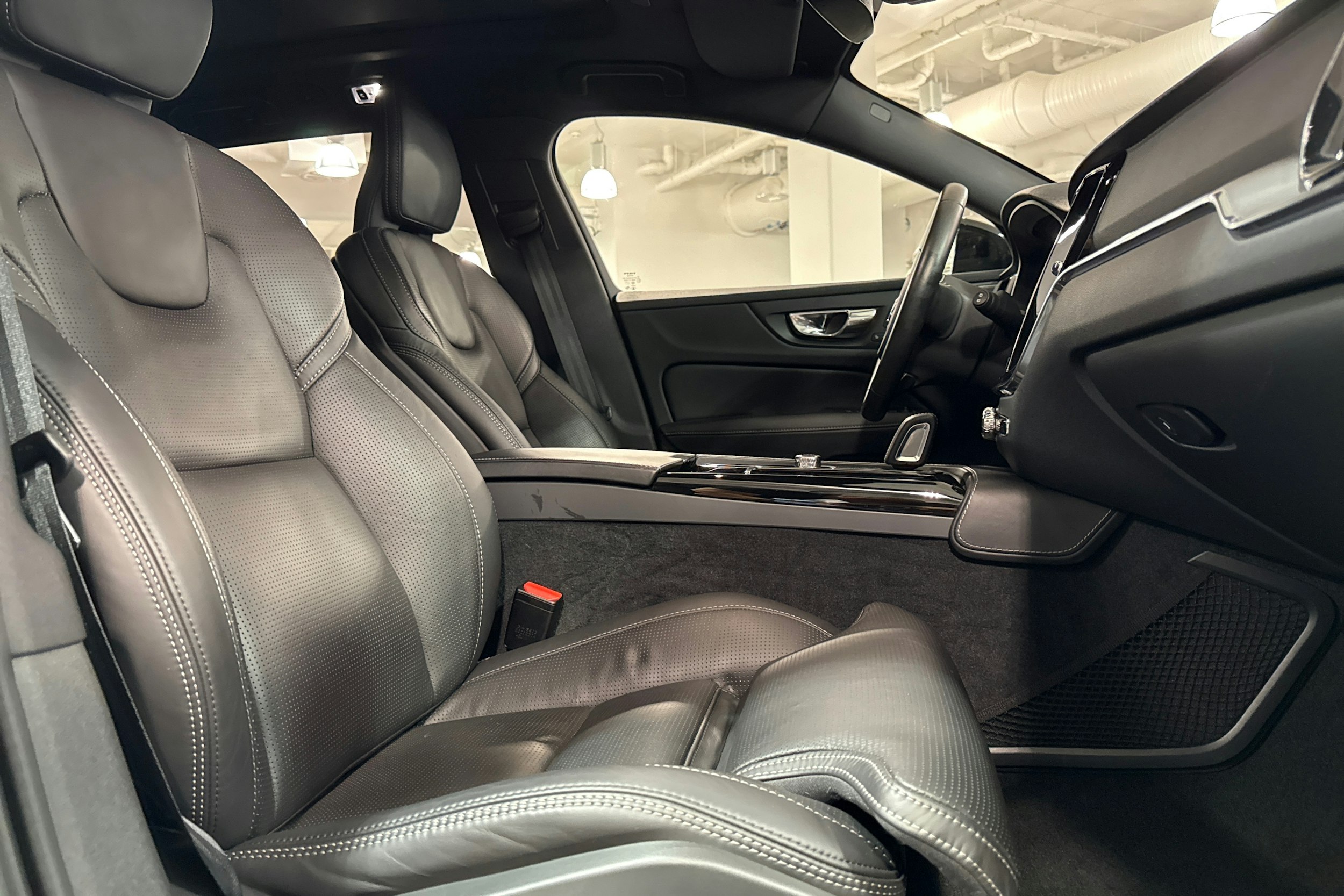 valkoinen Volvo V60 2020 kuva 27.