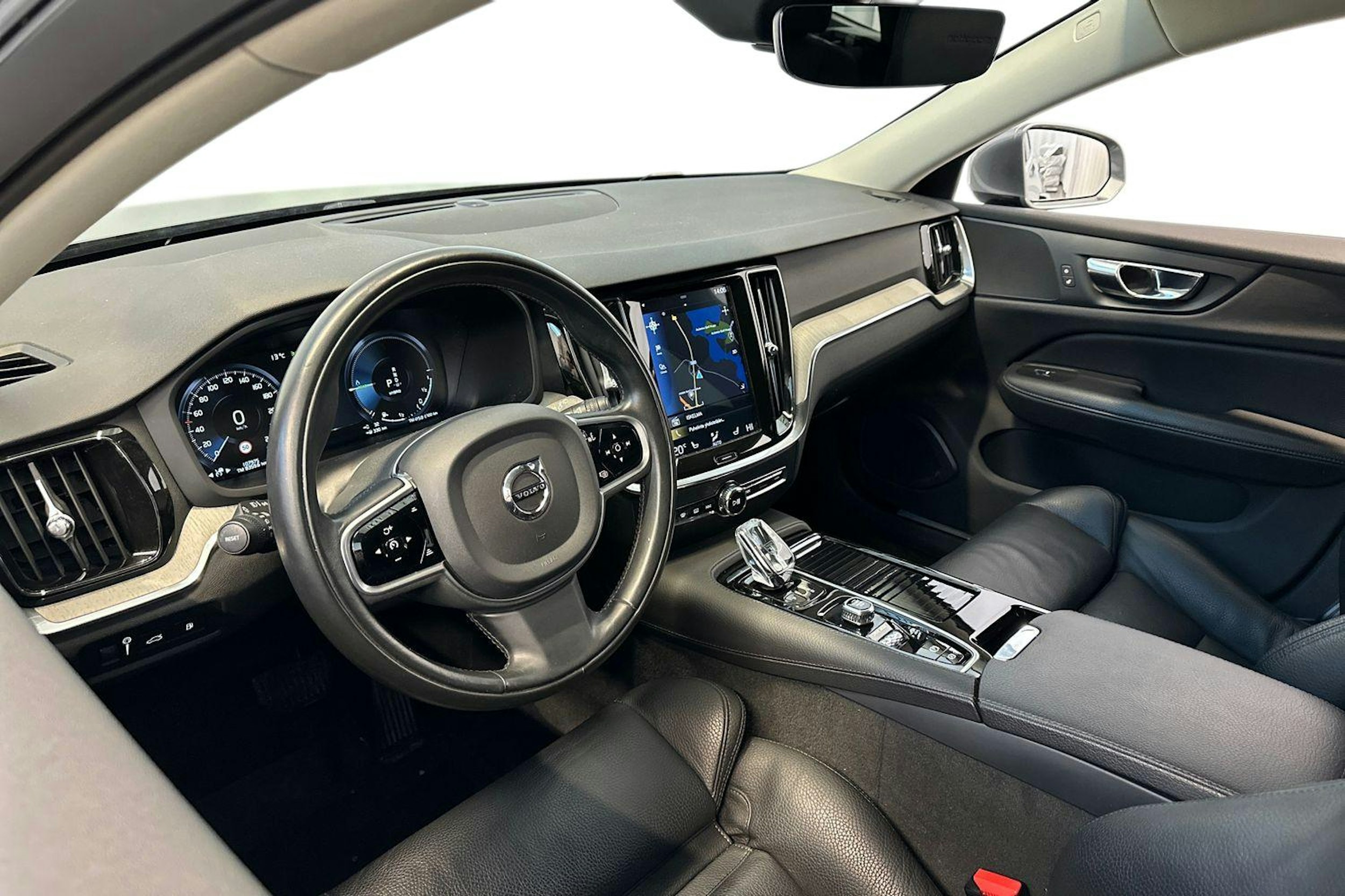 harmaa Volvo V60 2020 kuva 7.