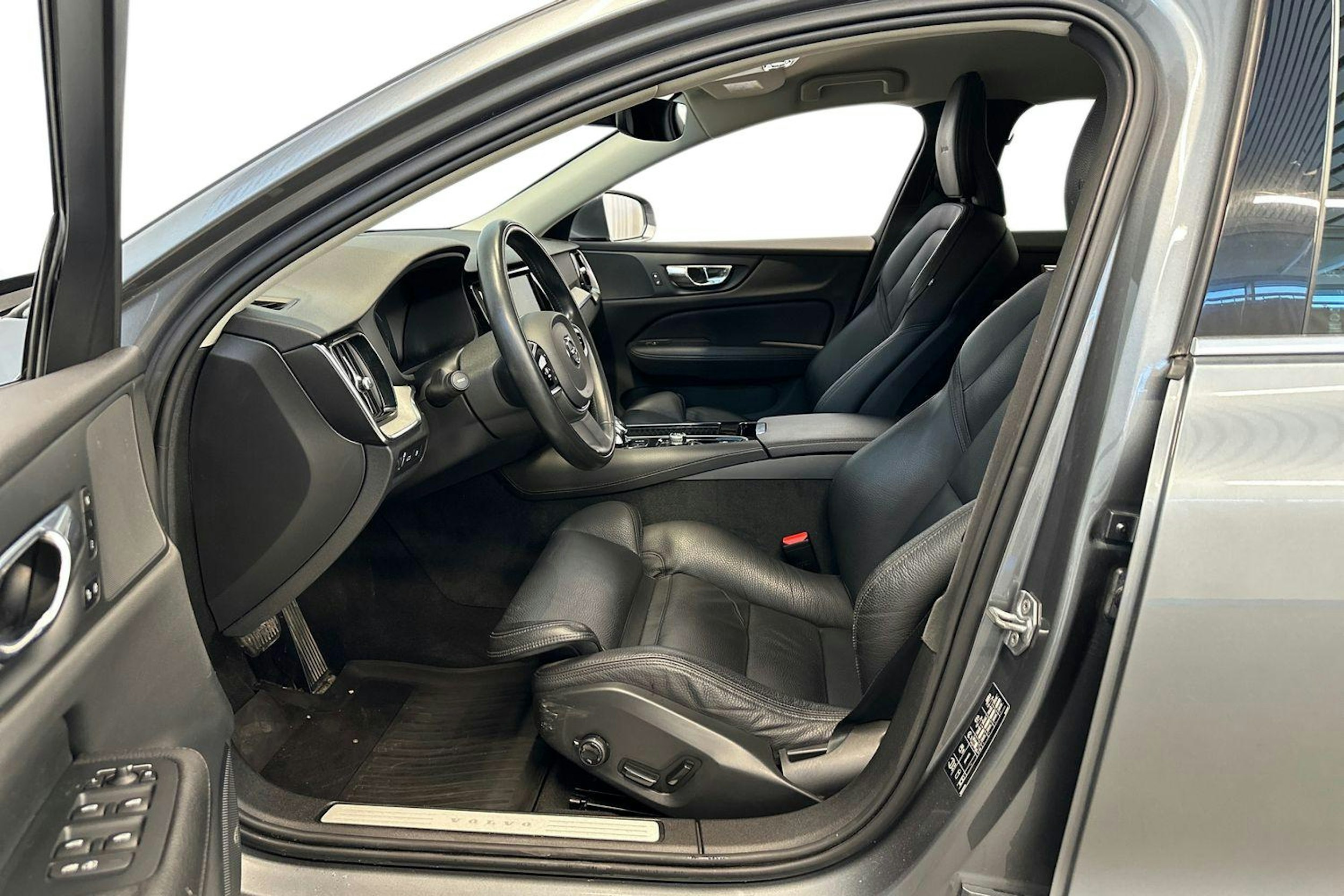 harmaa Volvo V60 2020 kuva 11.