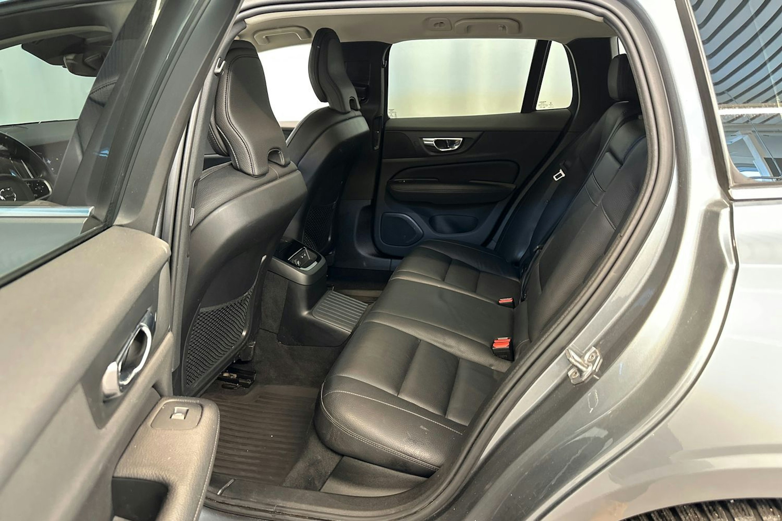 harmaa Volvo V60 2020 kuva 13.