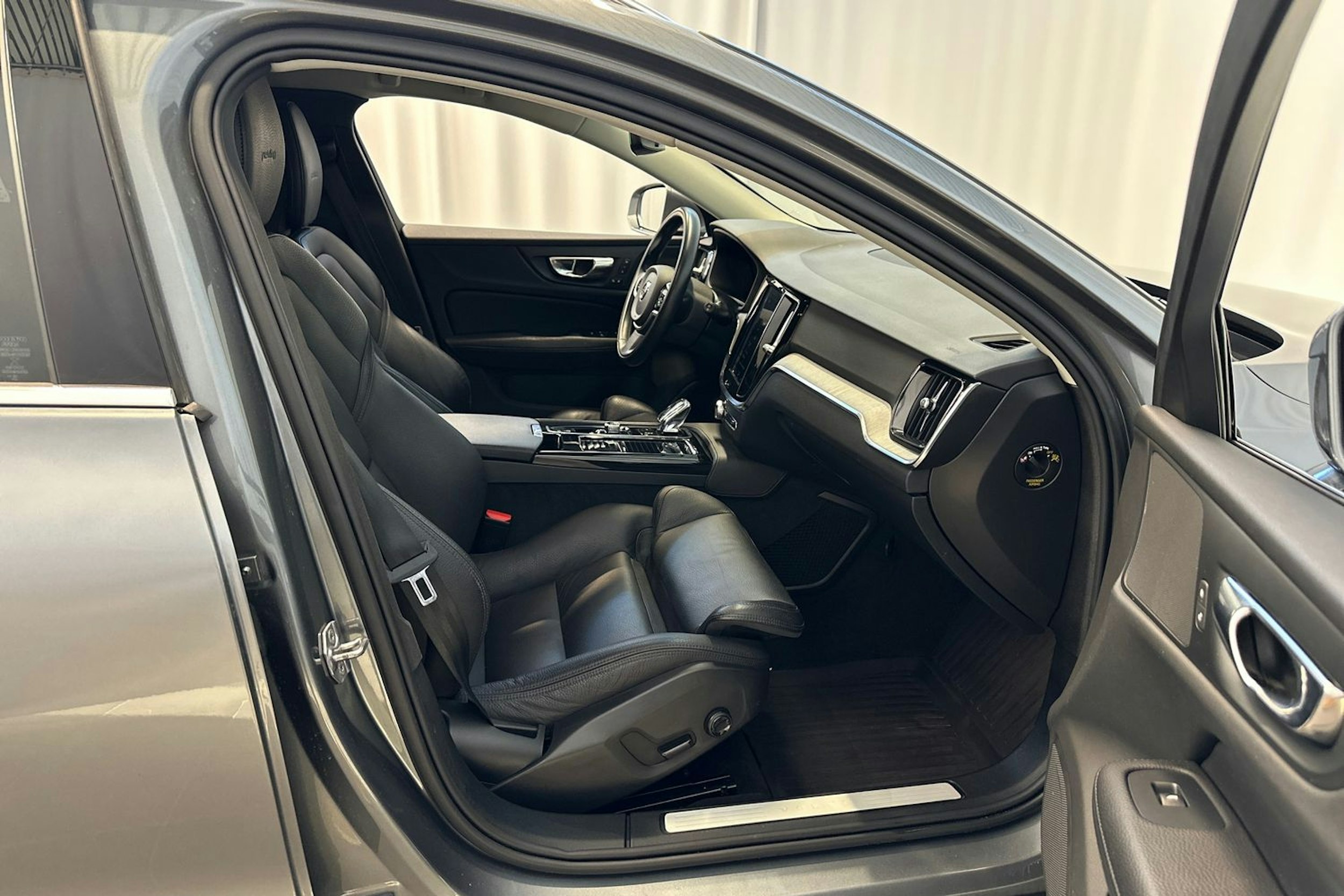 harmaa Volvo V60 2020 kuva 16.