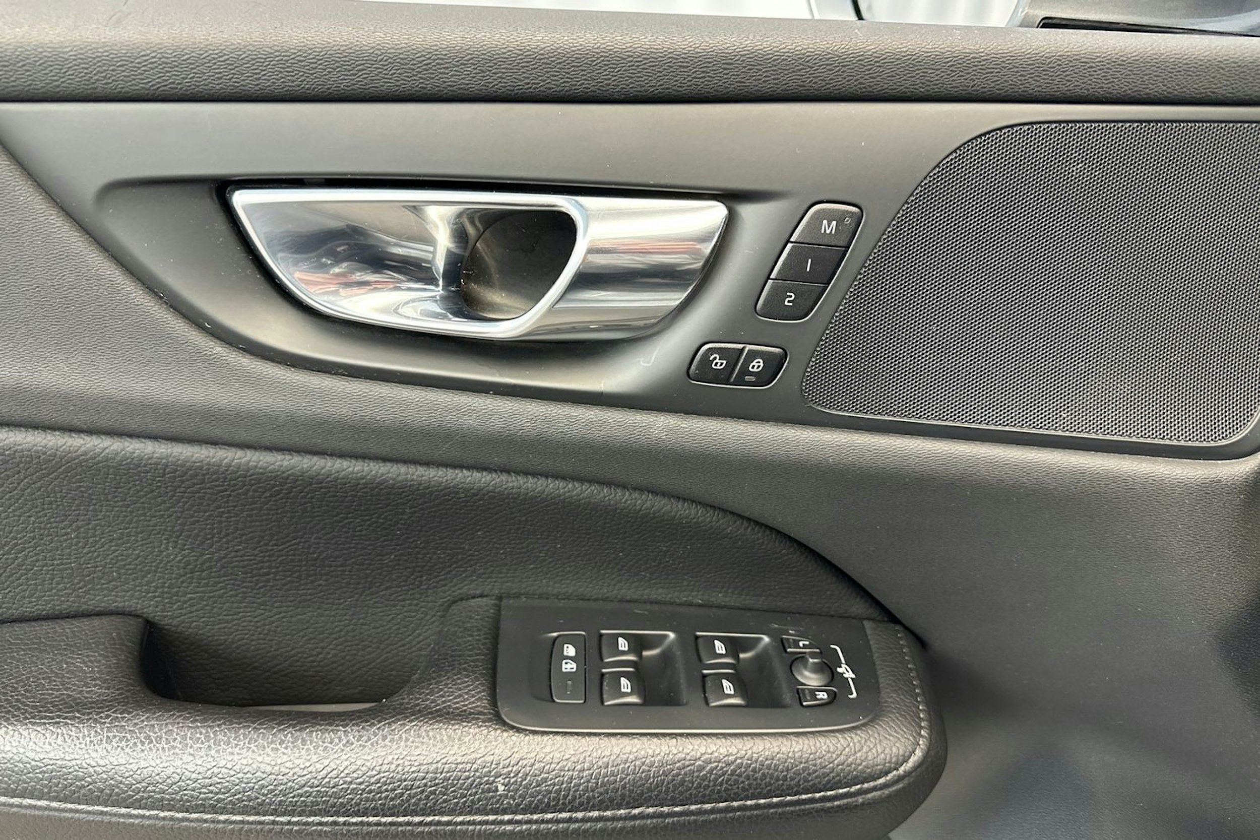 harmaa Volvo V60 2020 kuva 17.