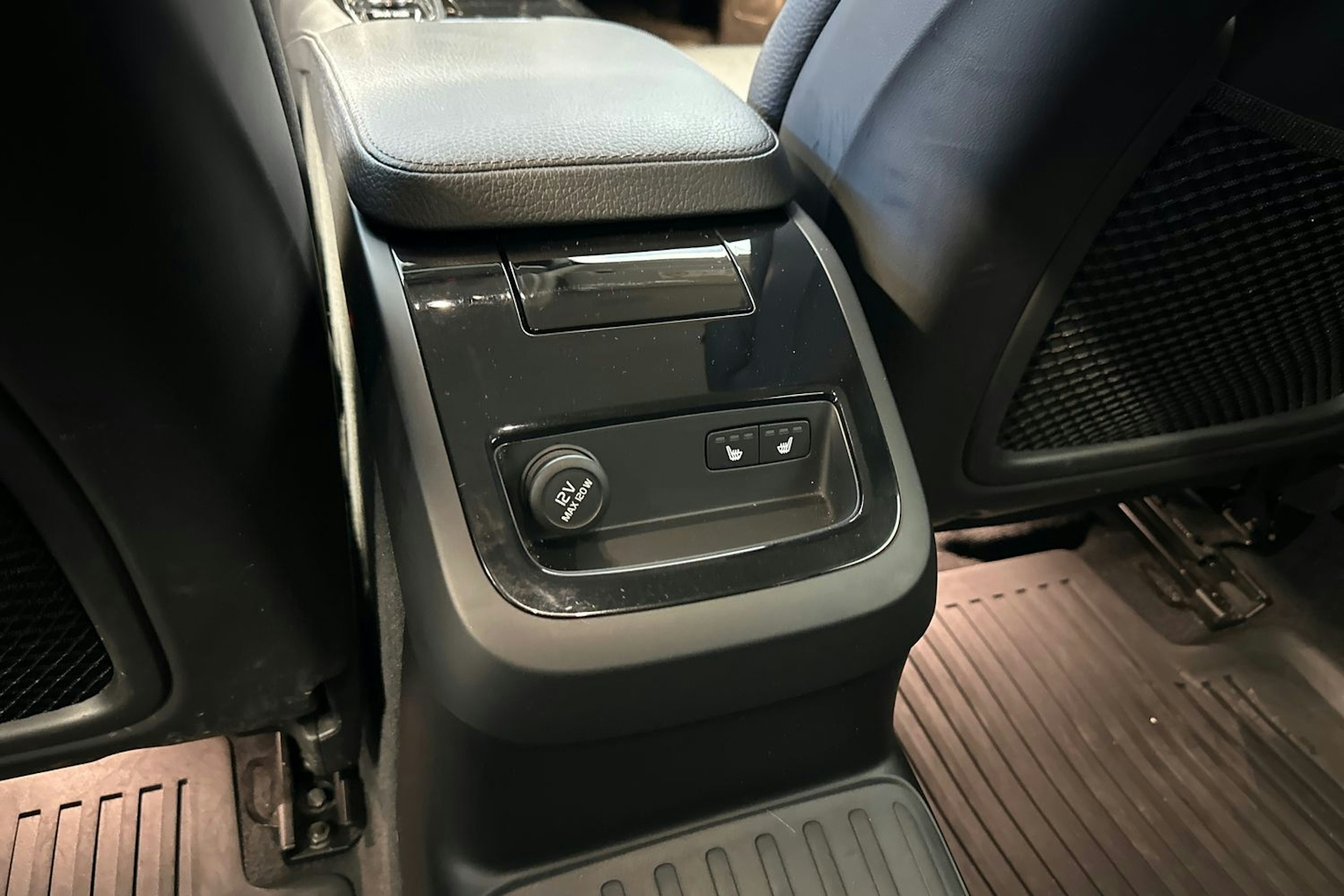 harmaa Volvo V60 2020 kuva 26.