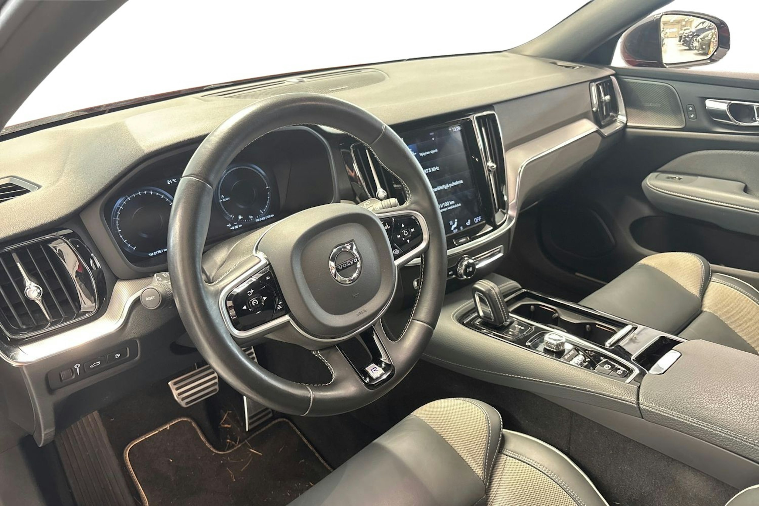 Punainen Volvo V60 2020 kuva 3.