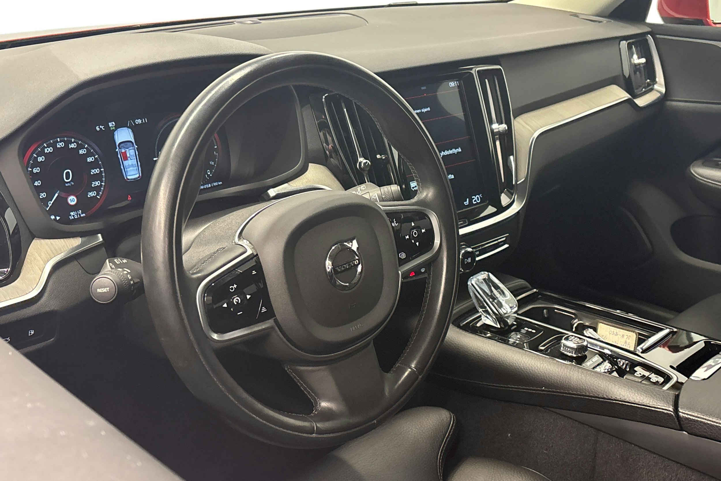 punainen Volvo V60 2020 kuva 10.
