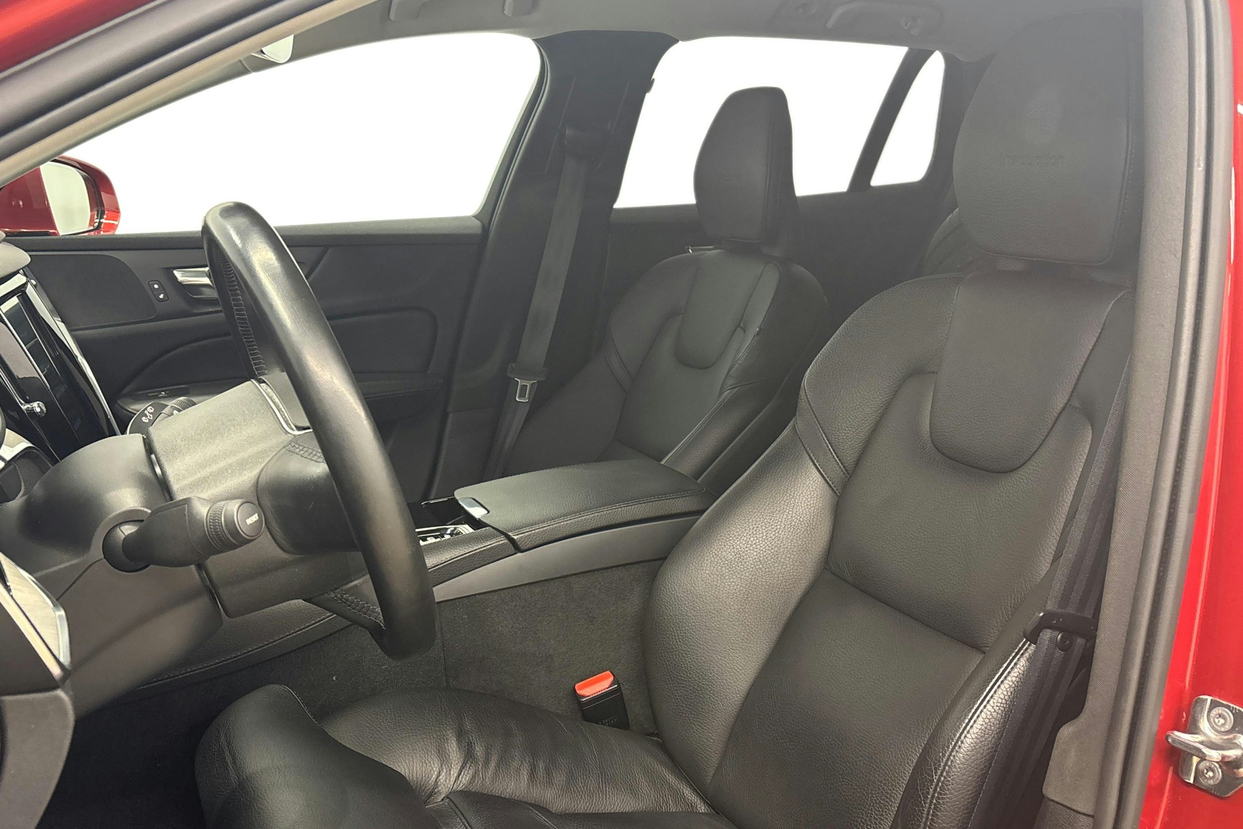 punainen Volvo V60 2020 kuva 12.