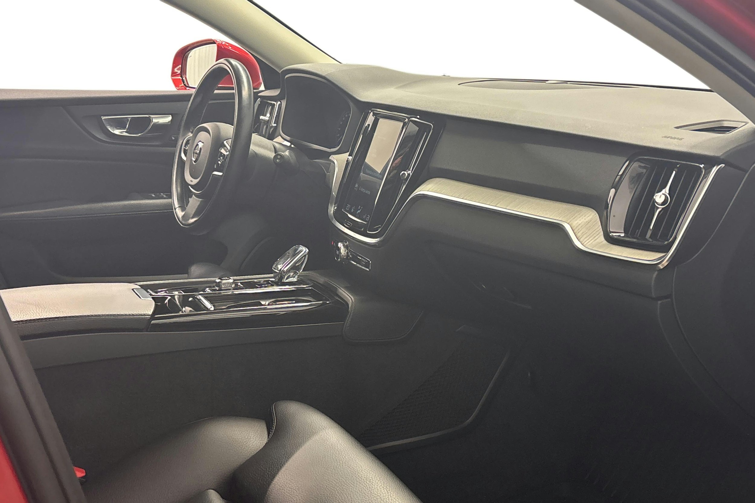 punainen Volvo V60 2020 kuva 13.