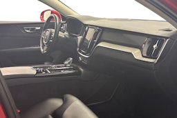 punainen Volvo V60 2020 kuva 13.