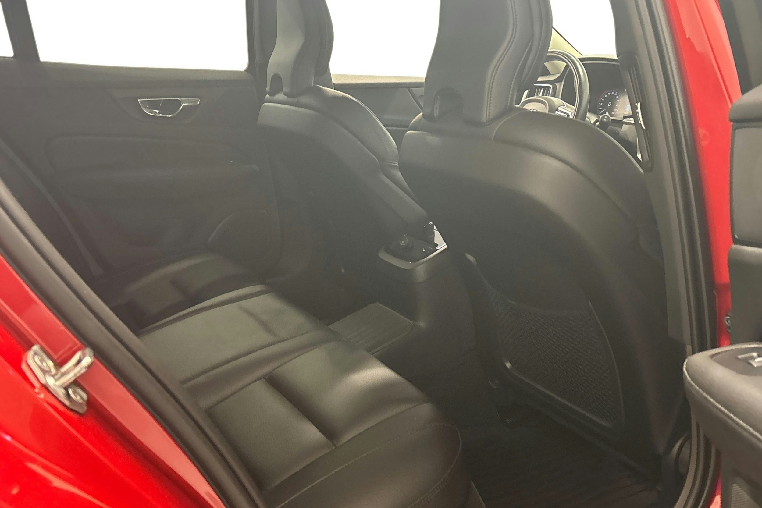 punainen Volvo V60 2020 kuva 14.