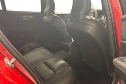 punainen Volvo V60 2020 kuva 14.