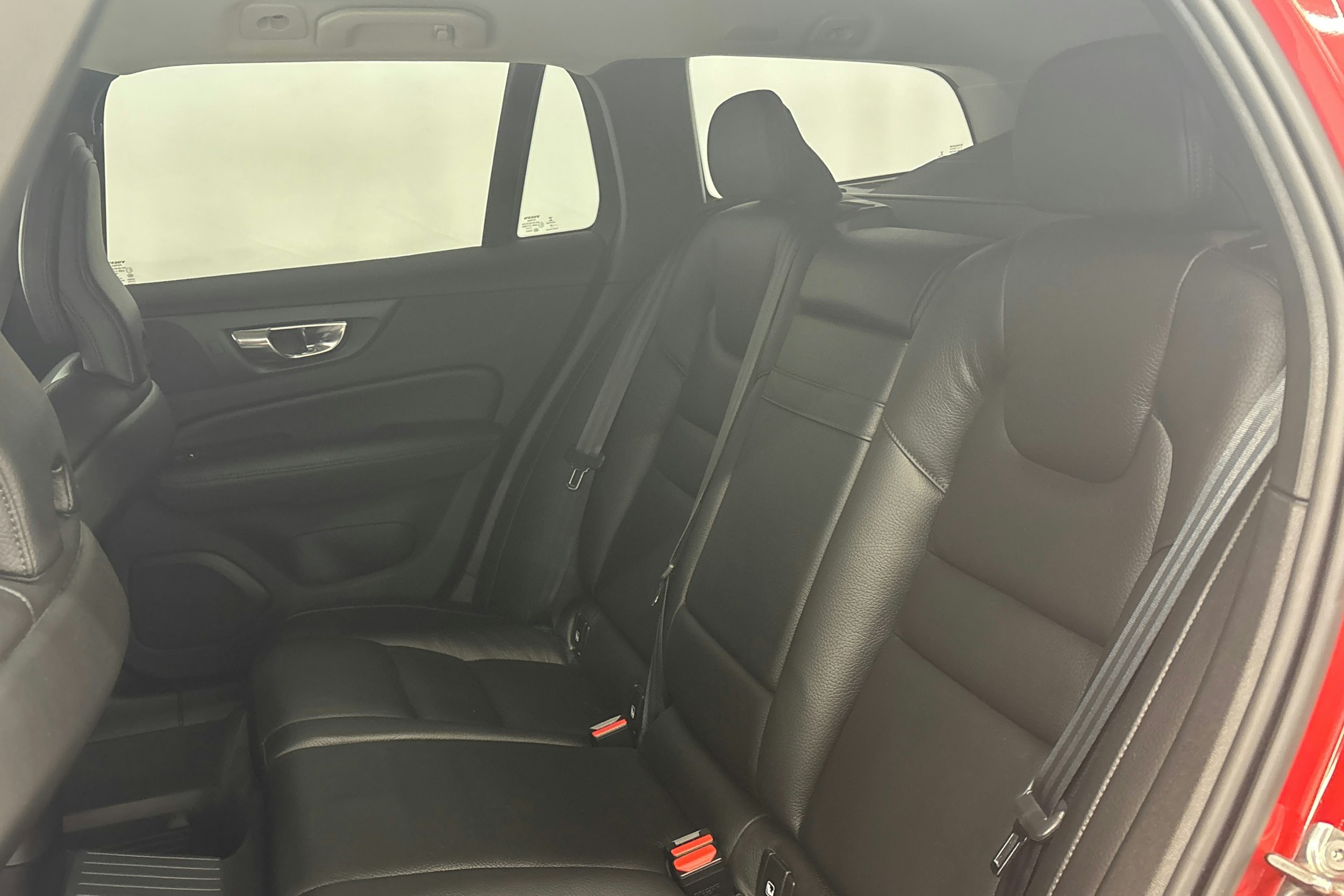 punainen Volvo V60 2020 kuva 16.