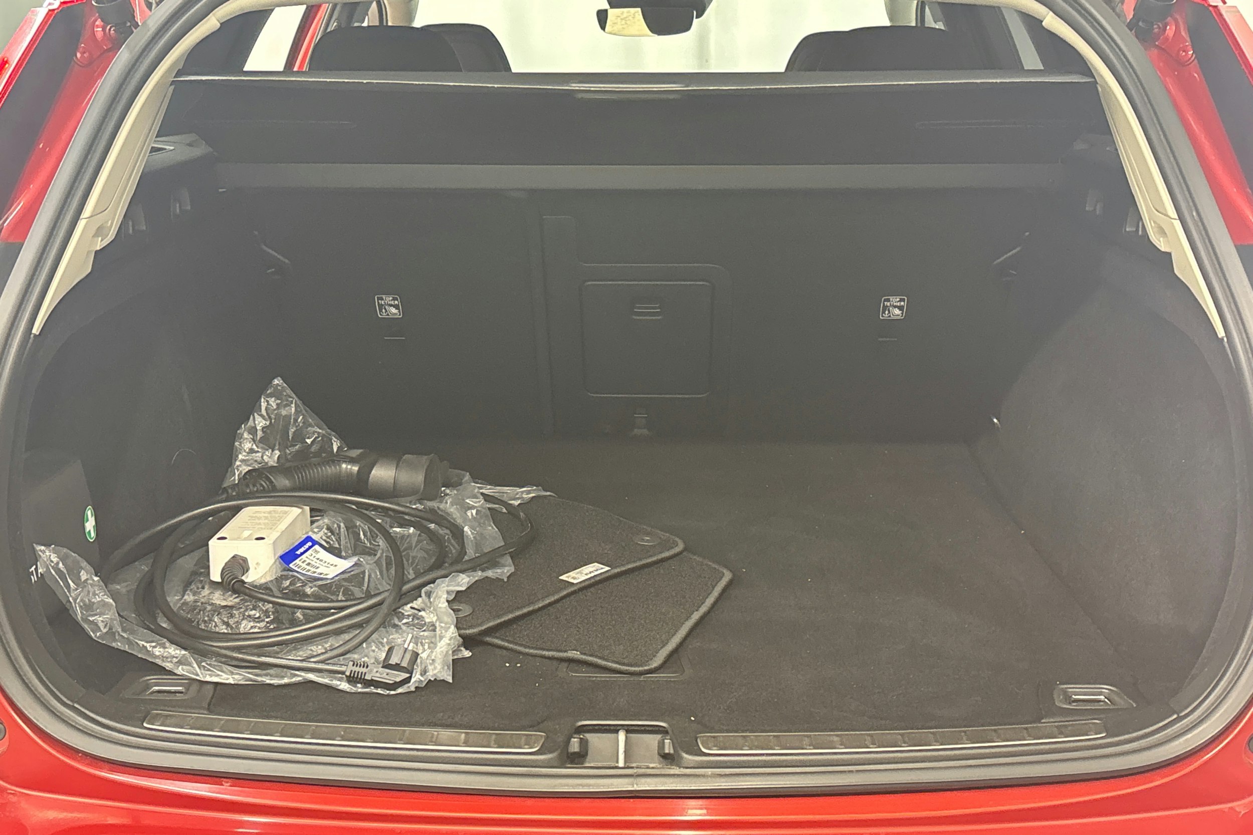 punainen Volvo V60 2020 kuva 17.