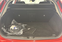punainen Volvo V60 2020 kuva 17.