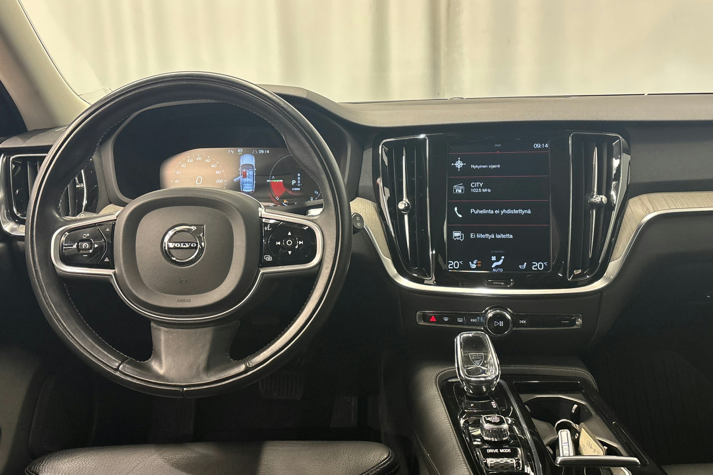 punainen Volvo V60 2020 kuva 18.