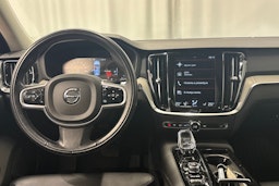 punainen Volvo V60 2020 kuva 18.