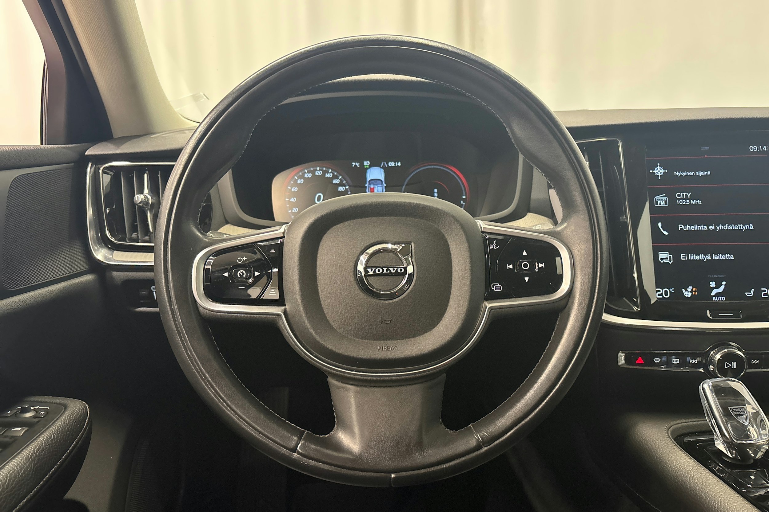 punainen Volvo V60 2020 kuva 19.