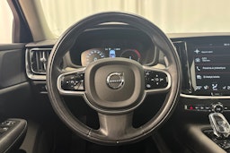 punainen Volvo V60 2020 kuva 19.