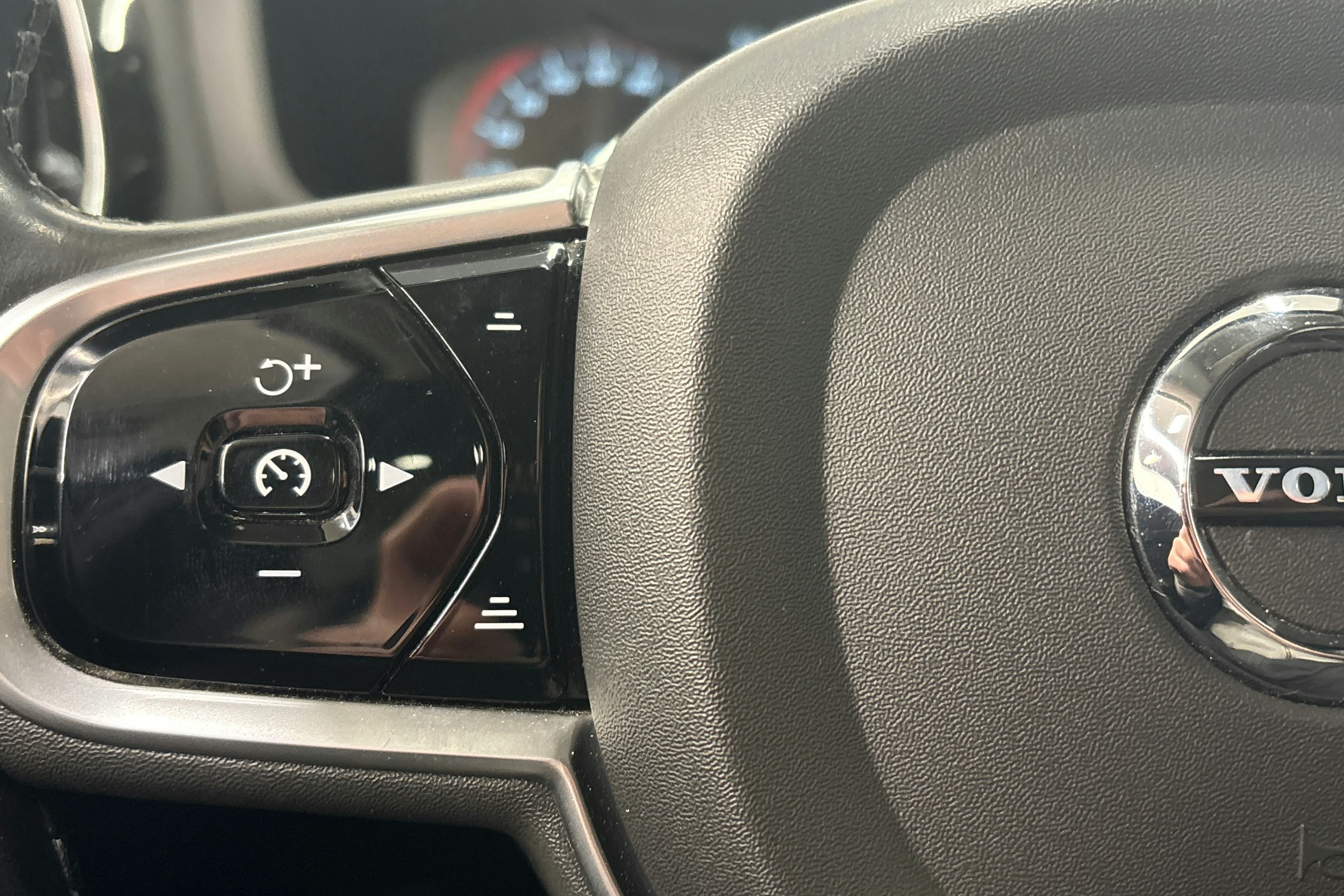 punainen Volvo V60 2020 kuva 20.