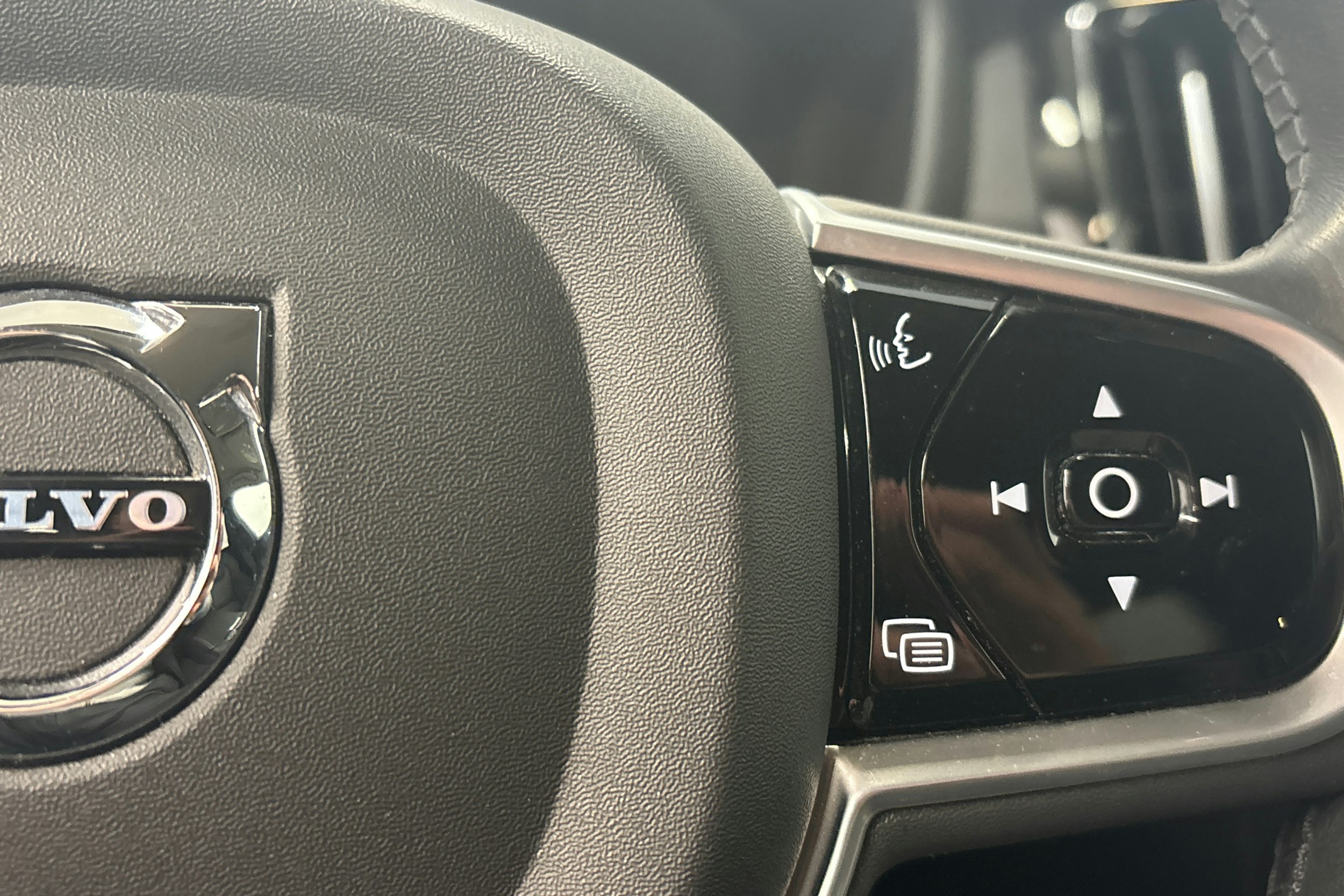 punainen Volvo V60 2020 kuva 21.