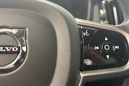 punainen Volvo V60 2020 kuva 21.