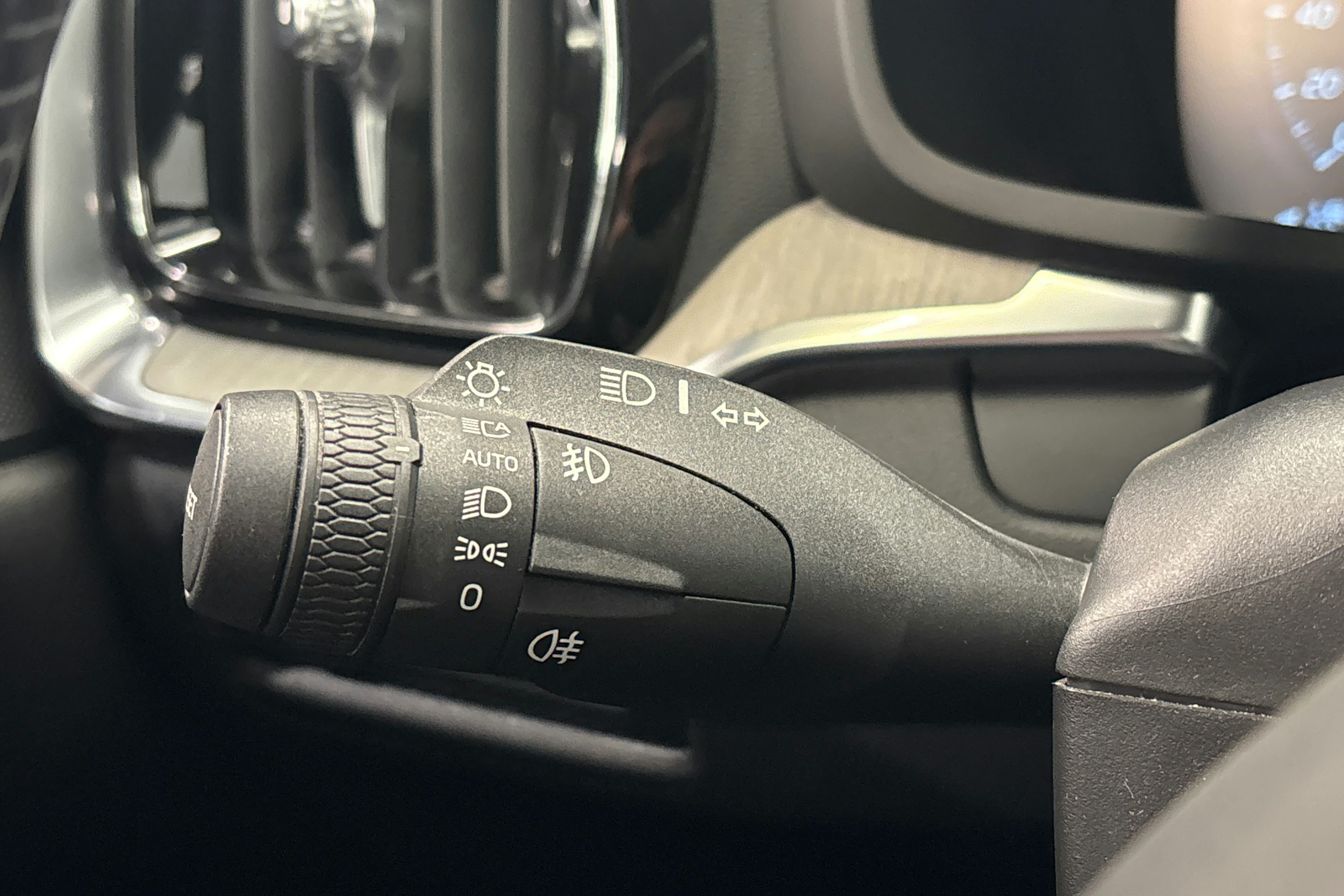 punainen Volvo V60 2020 kuva 22.