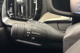 punainen Volvo V60 2020 kuva 22.