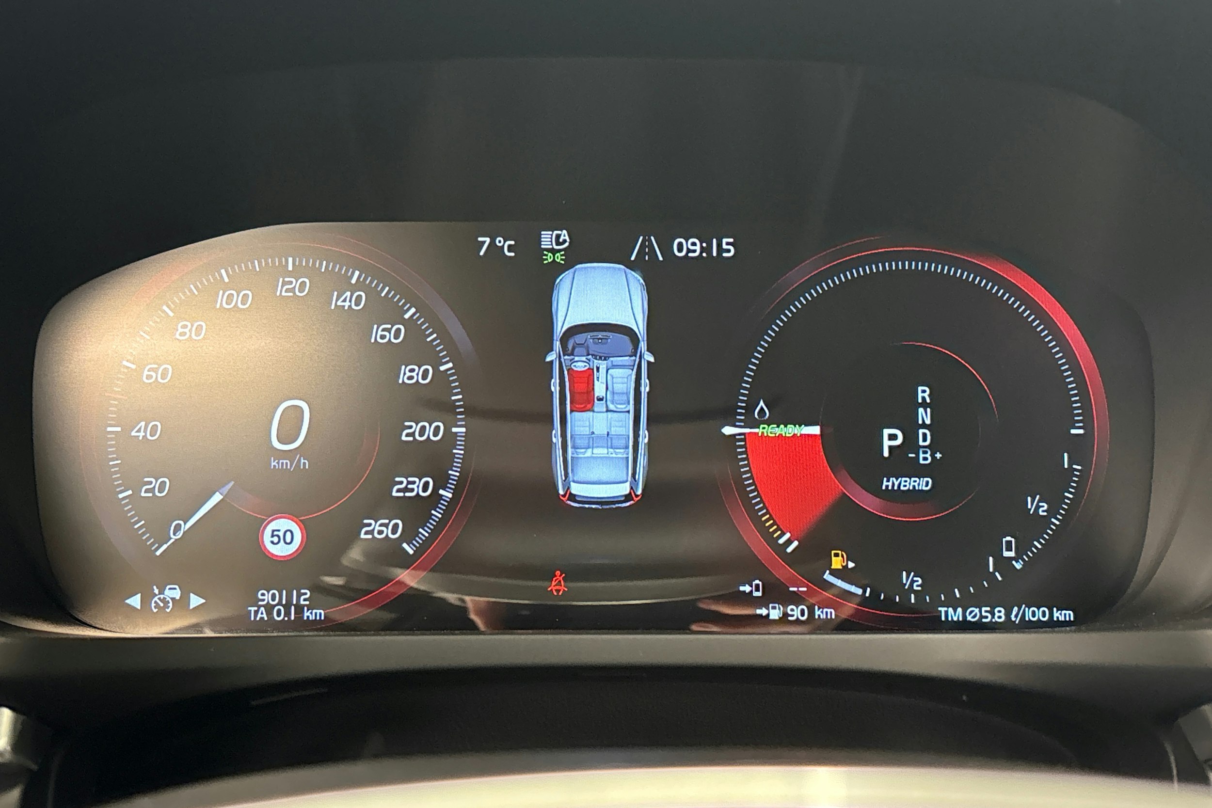 punainen Volvo V60 2020 kuva 23.