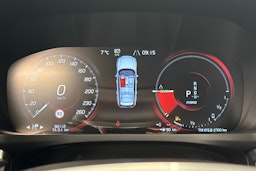 punainen Volvo V60 2020 kuva 23.