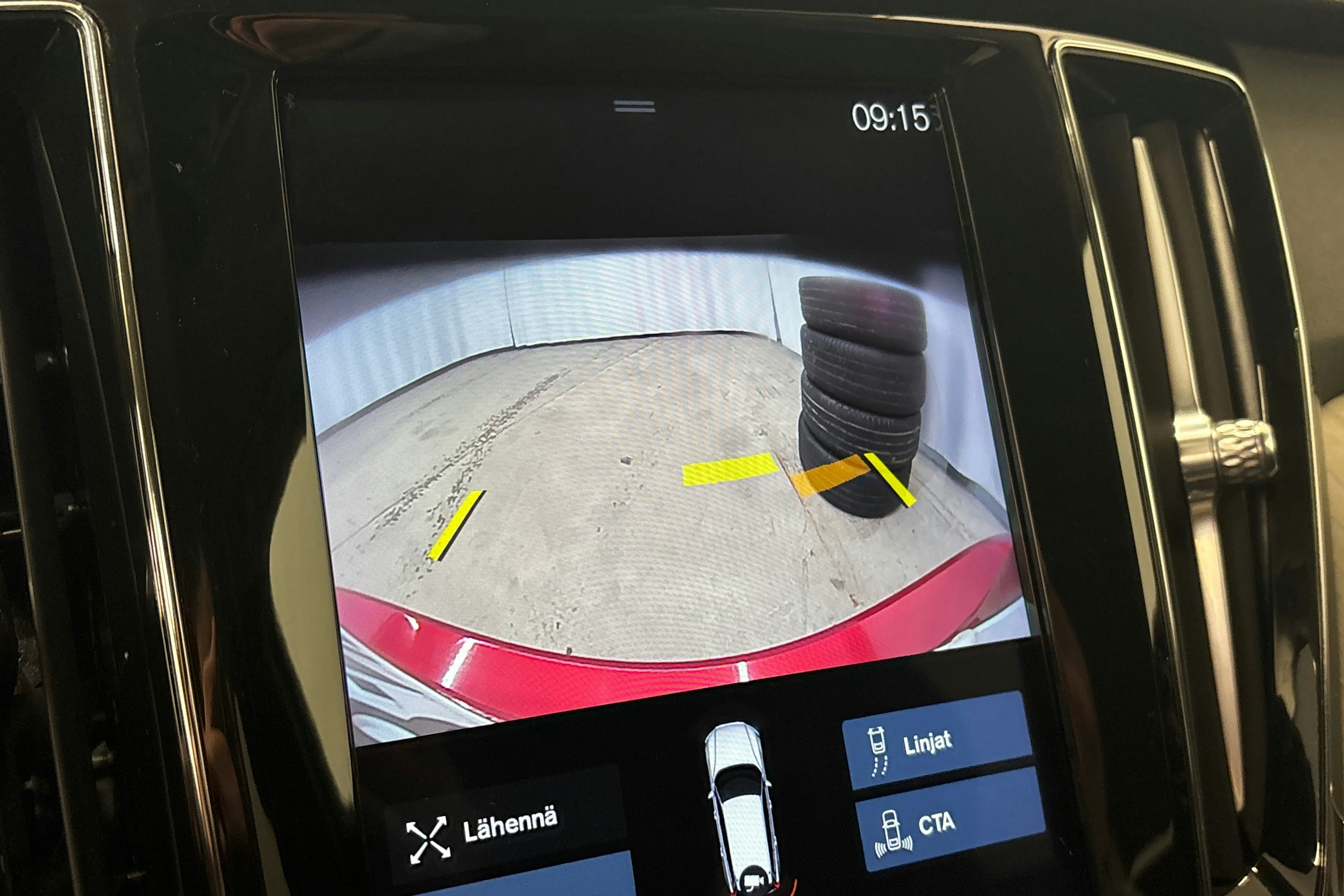 punainen Volvo V60 2020 kuva 24.