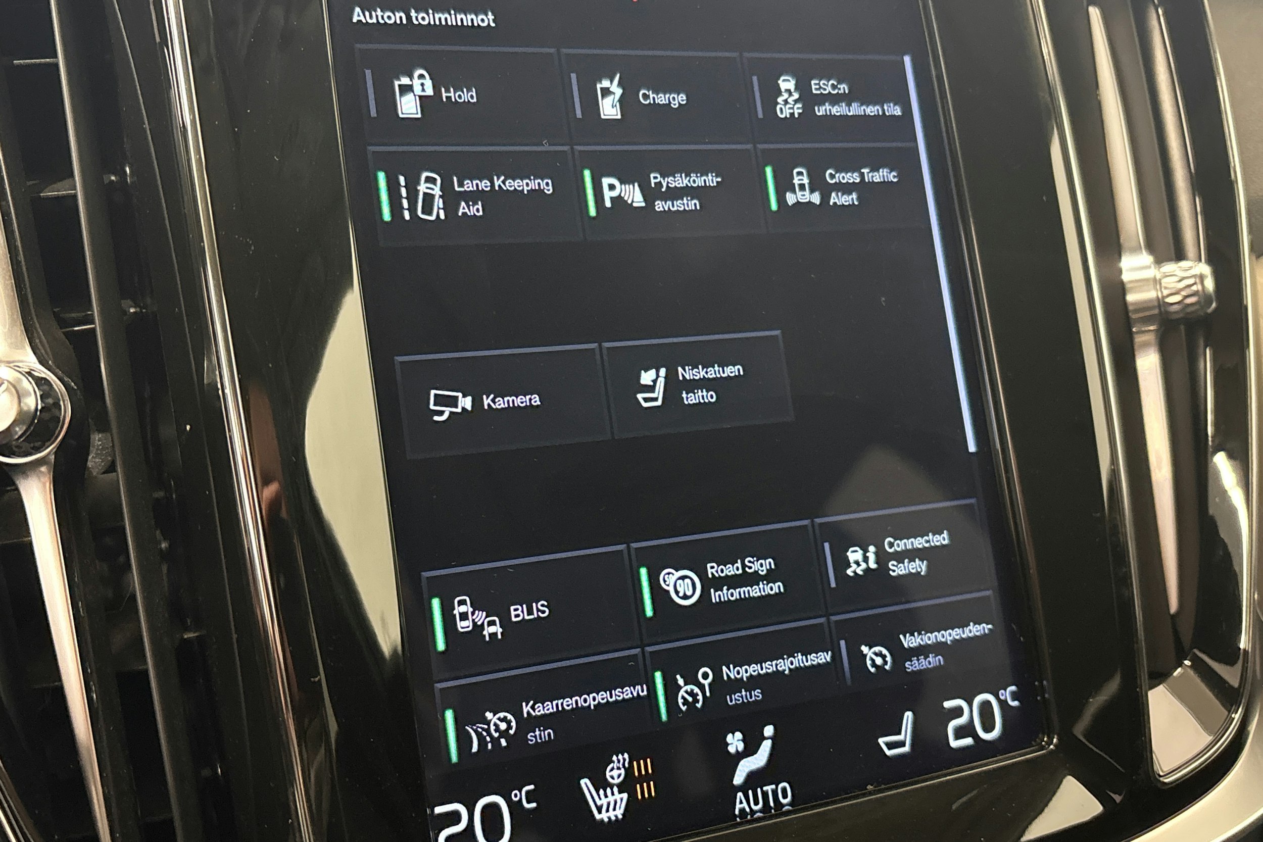 punainen Volvo V60 2020 kuva 26.