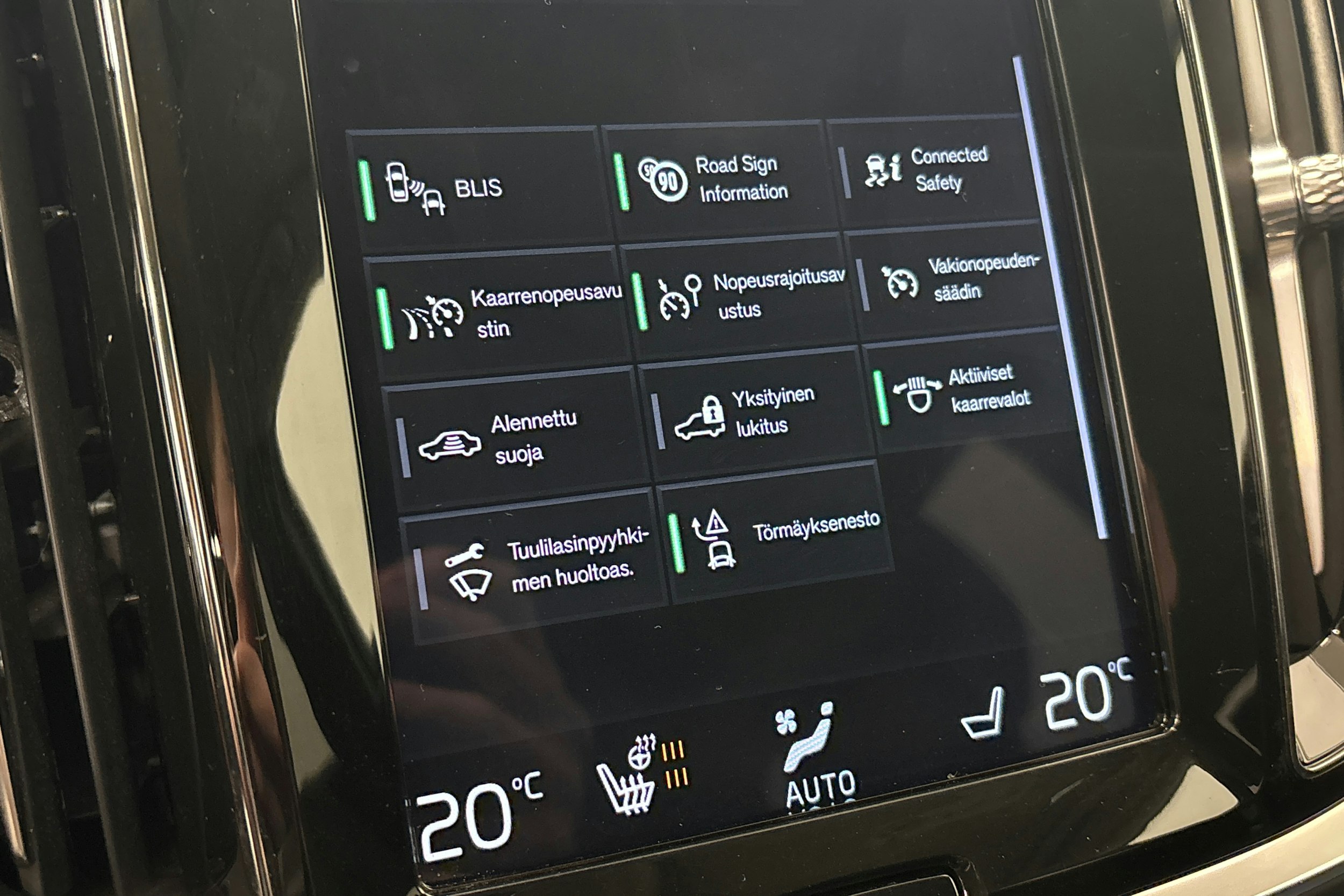 punainen Volvo V60 2020 kuva 27.