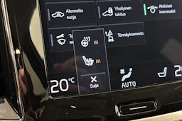 punainen Volvo V60 2020 kuva 28.