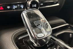 punainen Volvo V60 2020 kuva 29.