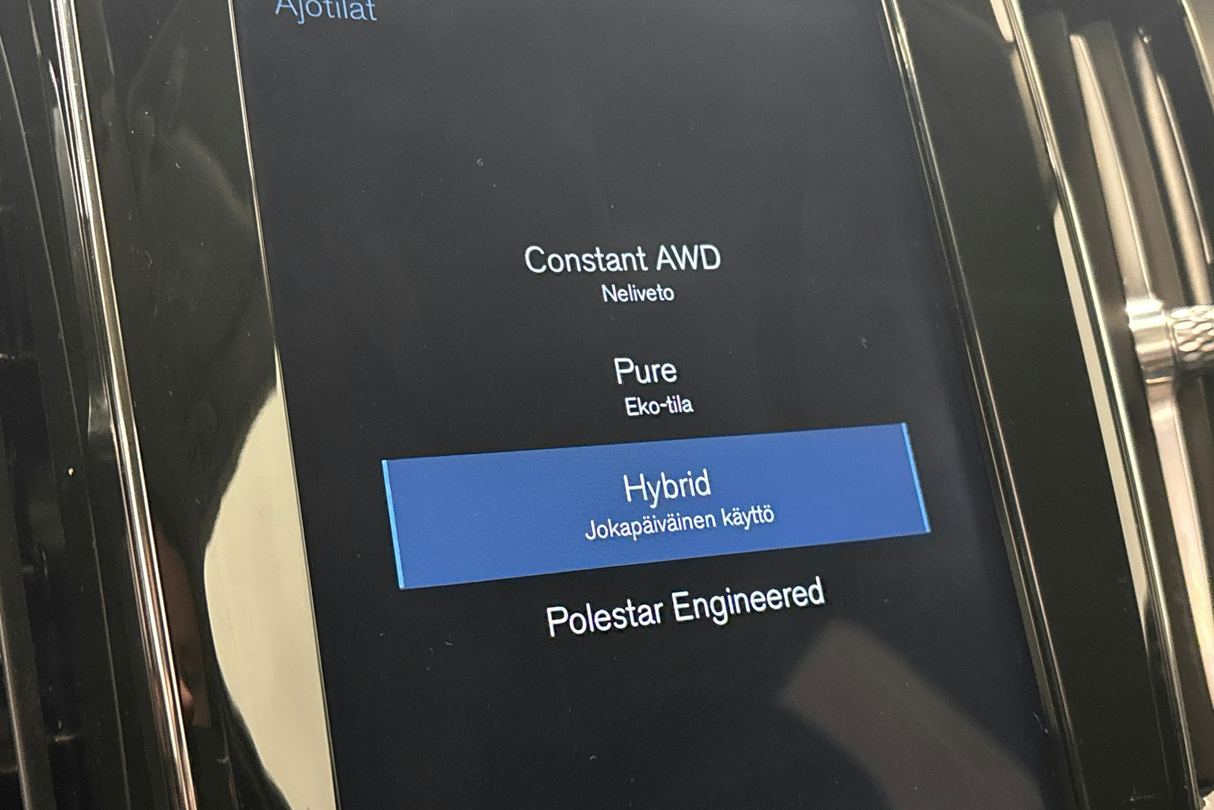 punainen Volvo V60 2020 kuva 30.