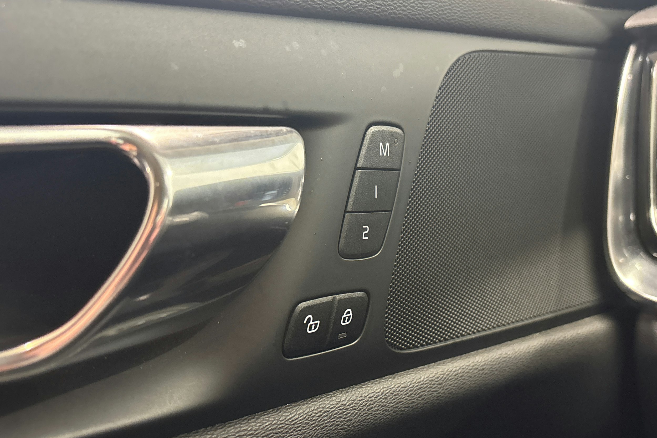 punainen Volvo V60 2020 kuva 31.