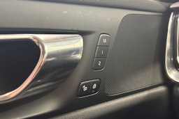 punainen Volvo V60 2020 kuva 31.