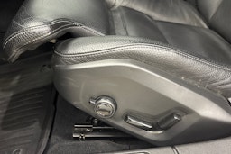 punainen Volvo V60 2020 kuva 32.