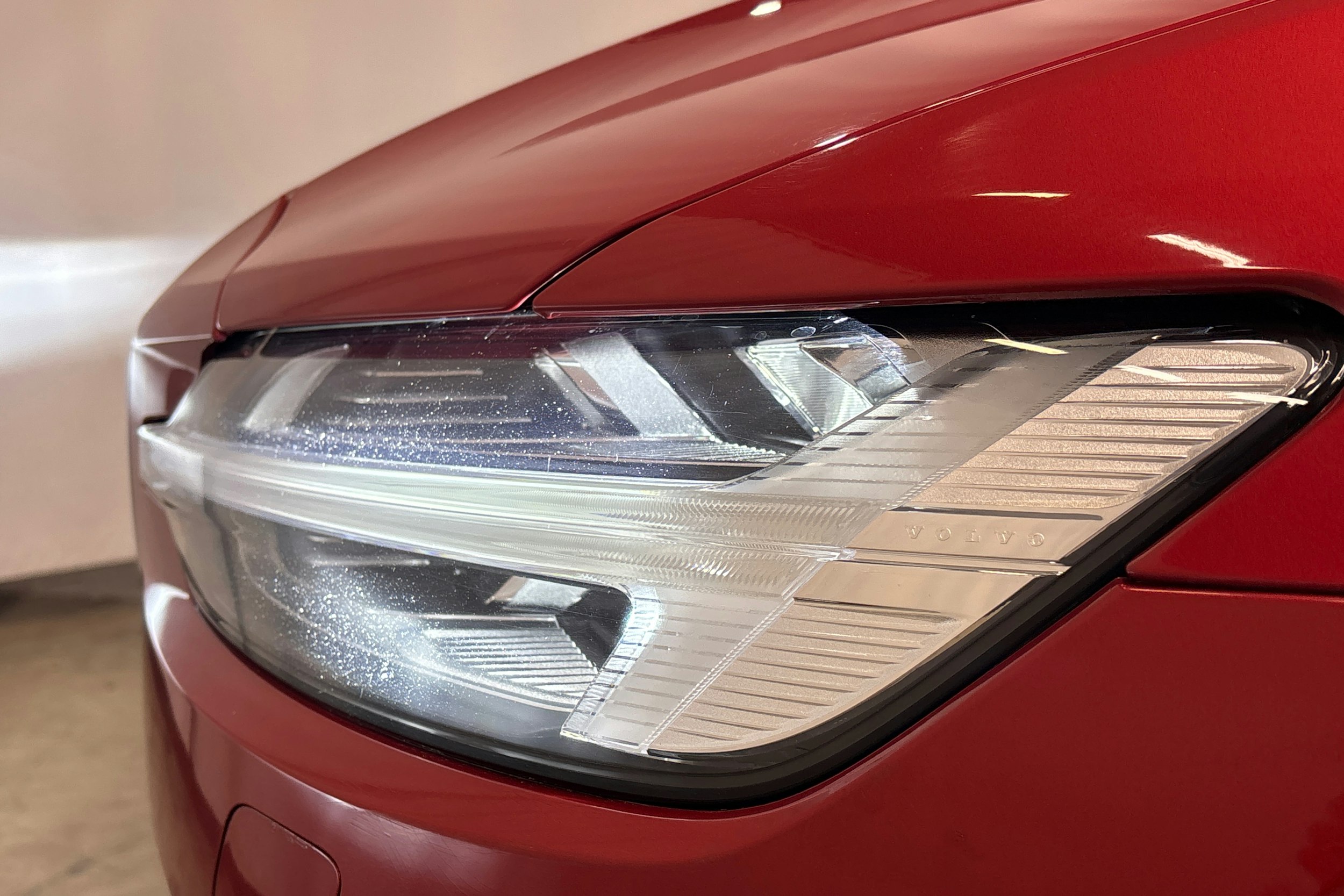 punainen Volvo V60 2020 kuva 34.