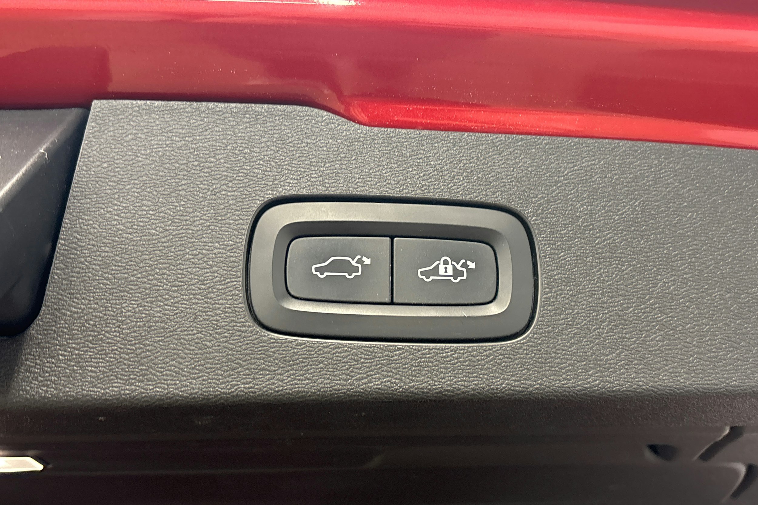 punainen Volvo V60 2020 kuva 35.